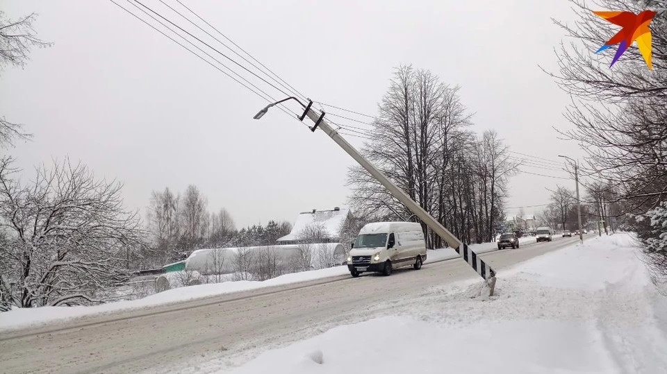 Над проезжей частью по улице Советской Армии в Пскове повис фонарный столб Над проезжей частью по улице Советской Армии в Пскове повис фонарный столб