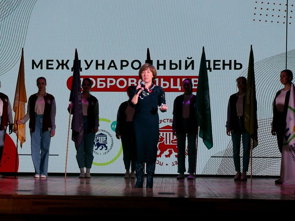 Ректор ПсковГУ наградила студентов-добровольцев