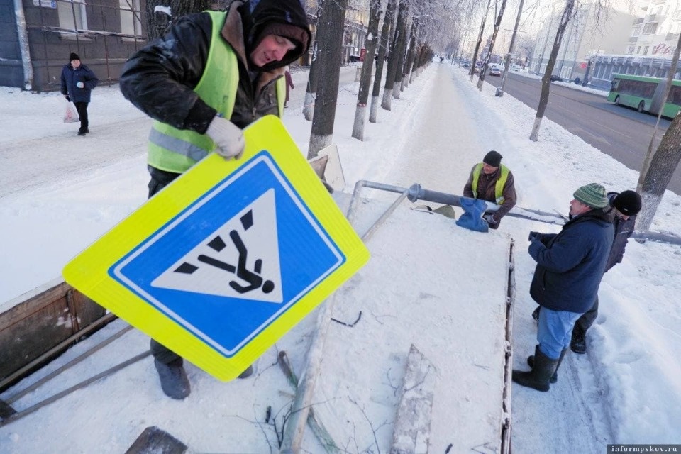 В Пскове восстанавливают пешеходный переход на пересечении Октябрьского проспекта и улицы Свердлова