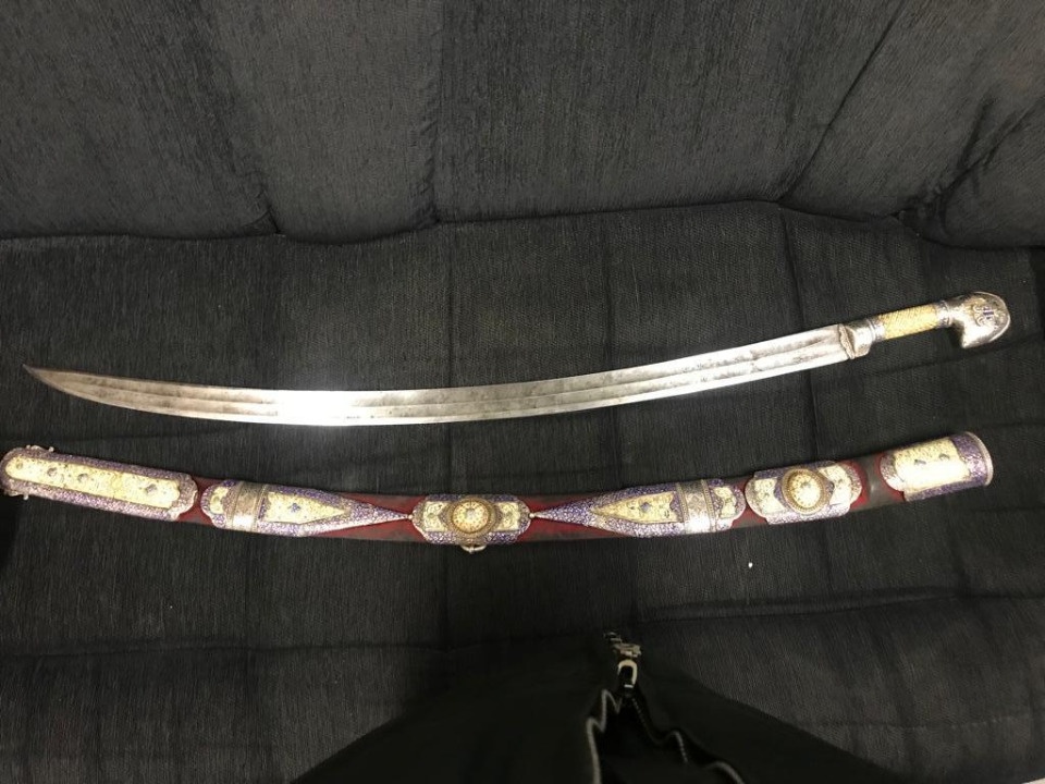 Старинную саблю XIX века пытались незаконно вывезти из Псковской области