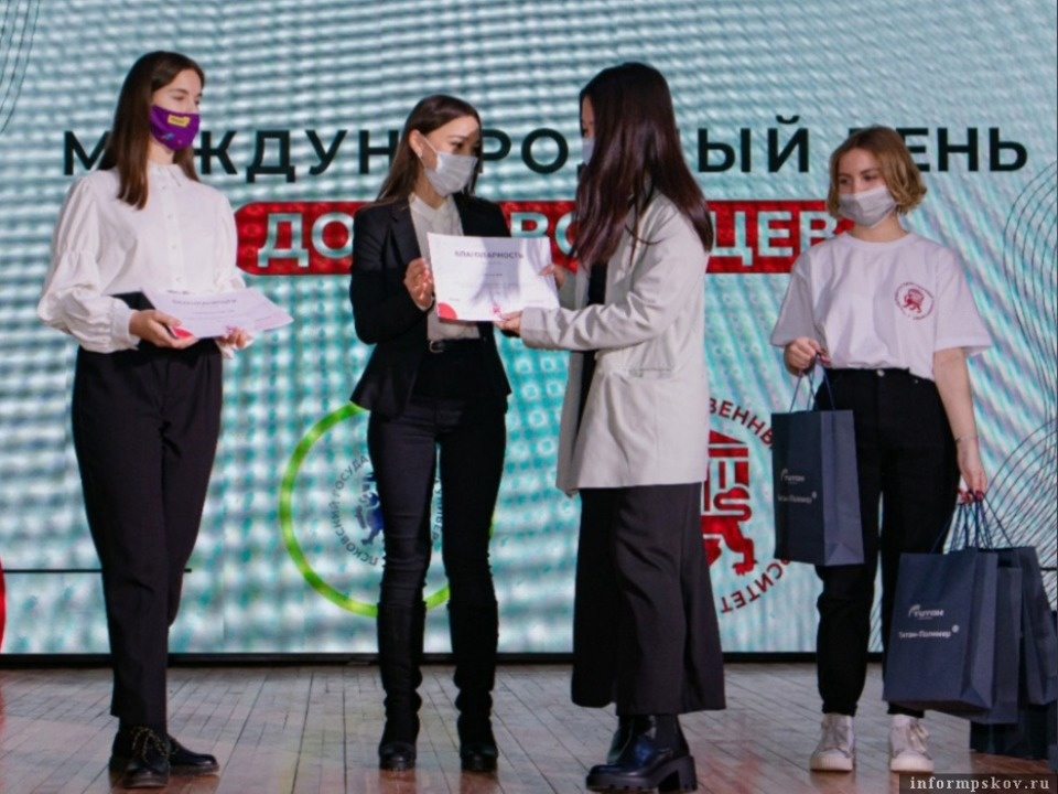 Завод «Титан-Полимер» наградил лучших волонтёров ПсковГУ