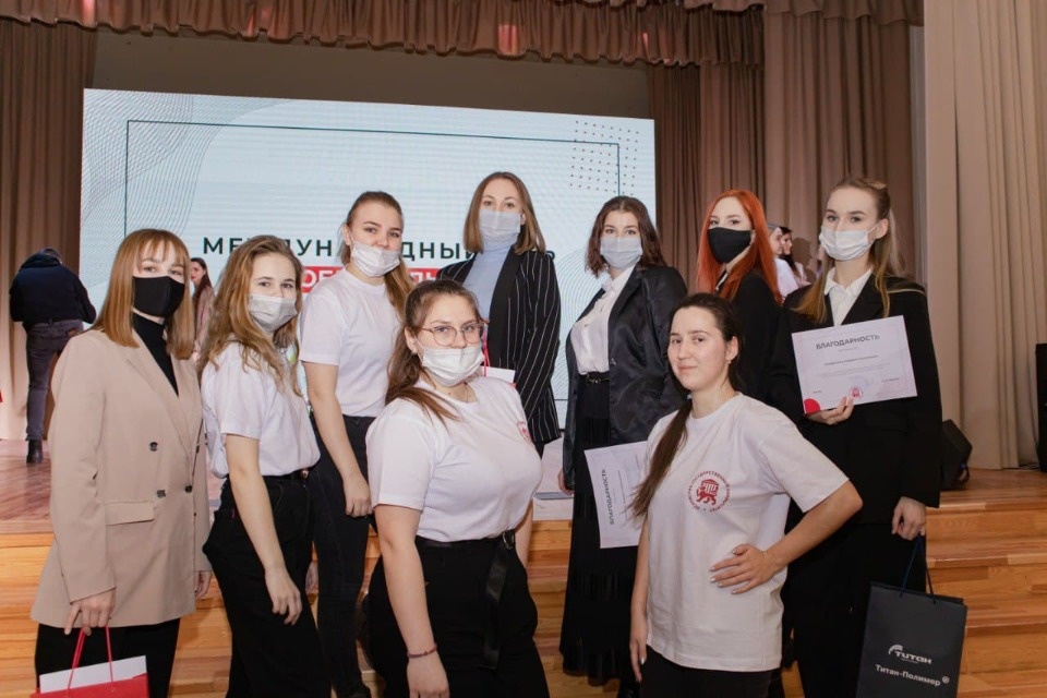 Завод «Титан-Полимер» наградил лучших волонтёров ПсковГУ