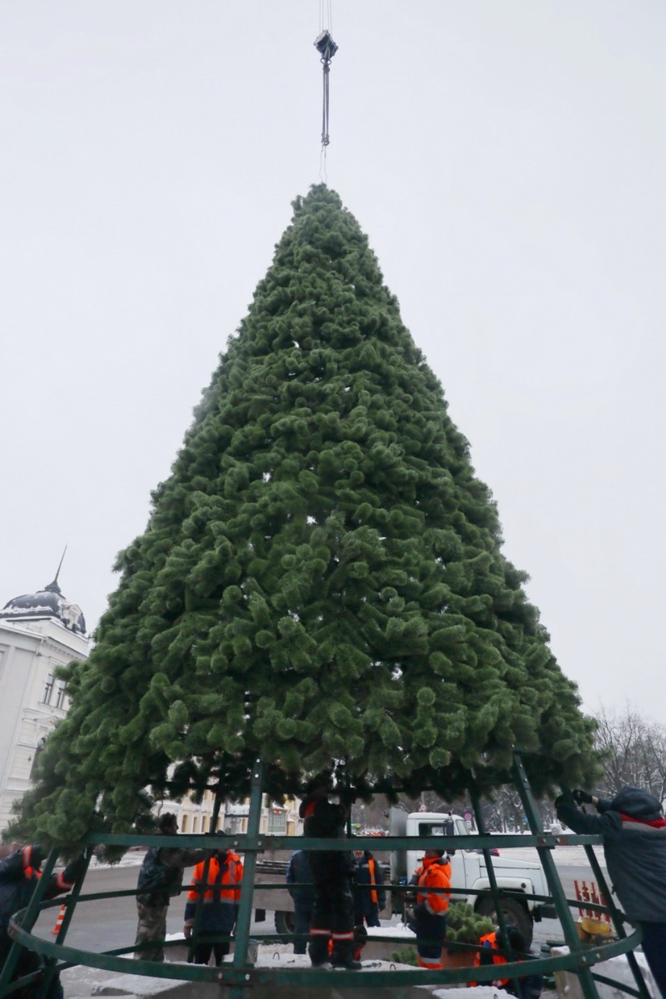 И вот она, нарядная И вот она, нарядная