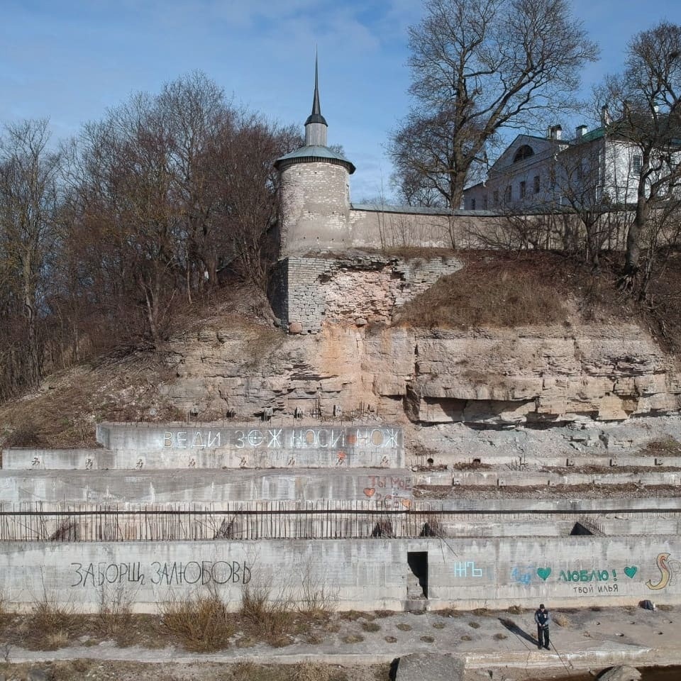 Скальный участок у Южной башни Снетогорского монастыря укрепили в Пскове