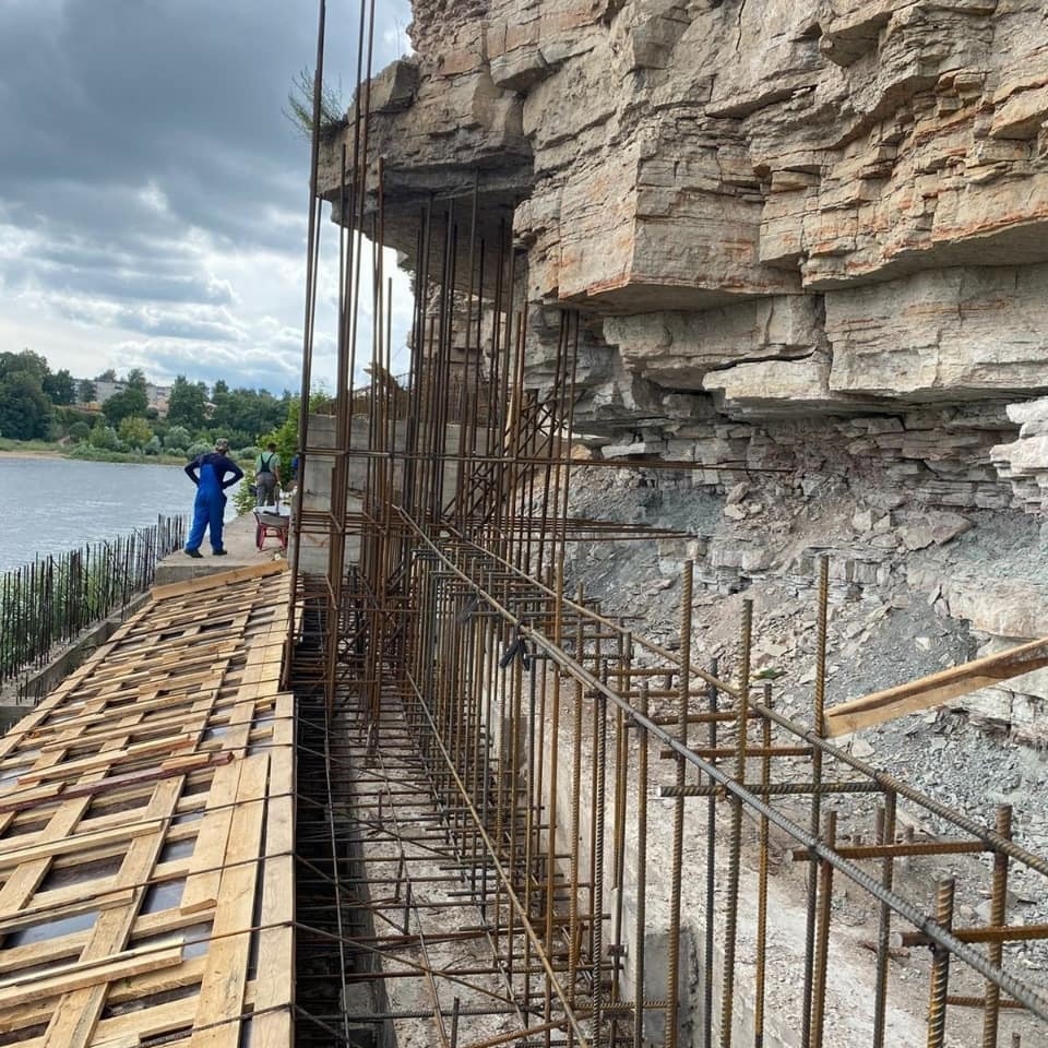 Скальный участок у Южной башни Снетогорского монастыря укрепили в Пскове