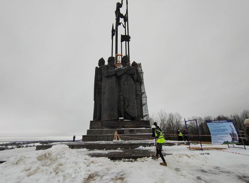 Новые светильники установят у памятника Александру Невскому в Псковском районе