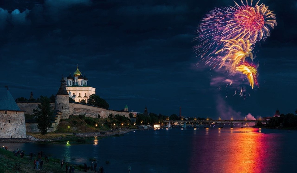 Новогодний фейерверк пройдет в час ночи 1 января в Пскове Новогодний фейерверк пройдет в час ночи 1 января в Пскове