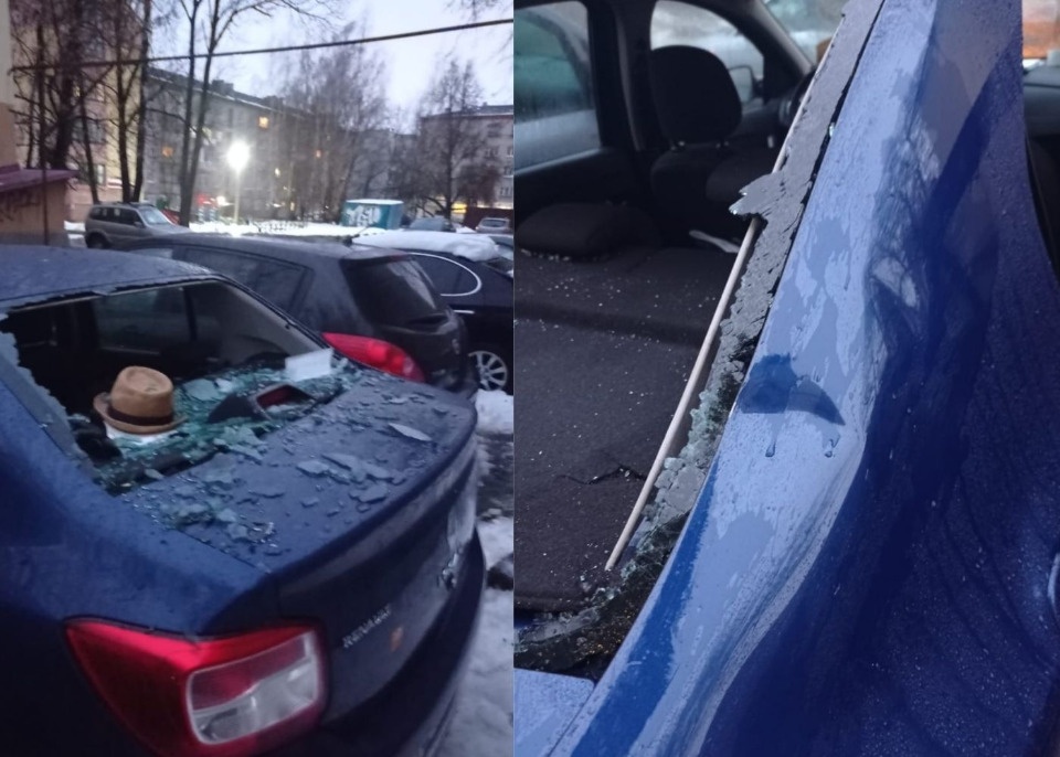 Глыба льда рухнула на несколько машин в Пскове 