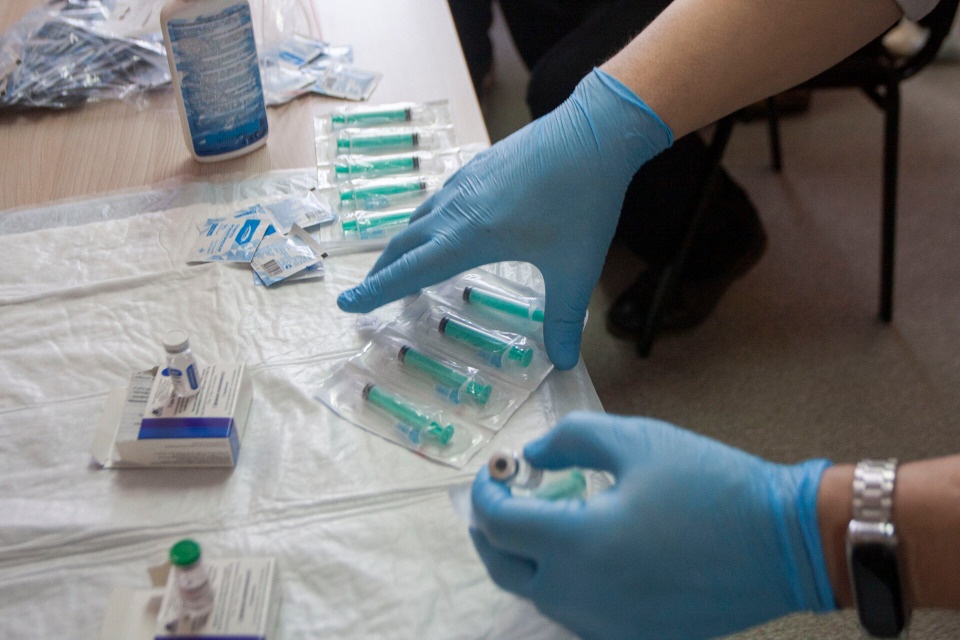 Псковский врач: Привиться от коронавируса накануне новогодних каникул – идеальное решение