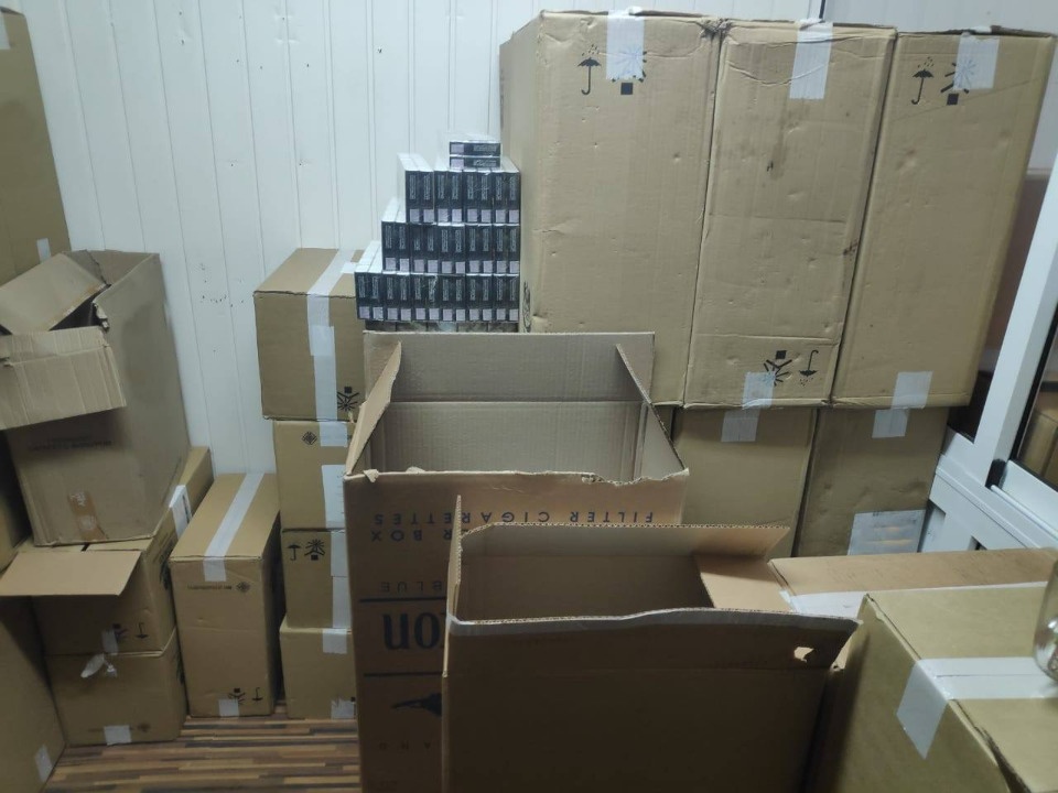 Продажу контрафактного алкоголя и табака на 5 млн рублей пресекли псковские таможенники