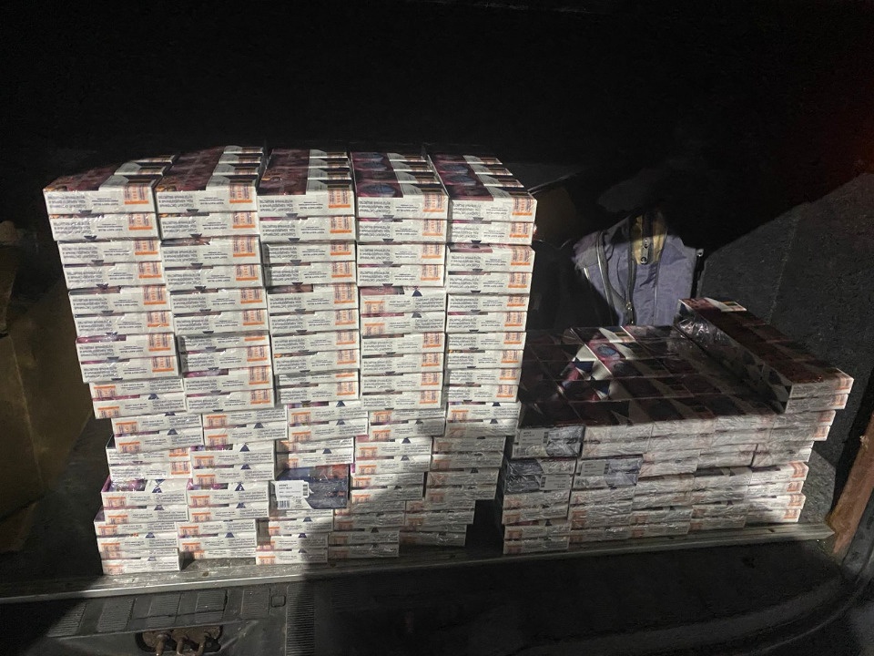 Контрафактные сигареты на 2,5 млн рублей обнаружили таможенники на юге Псковской области