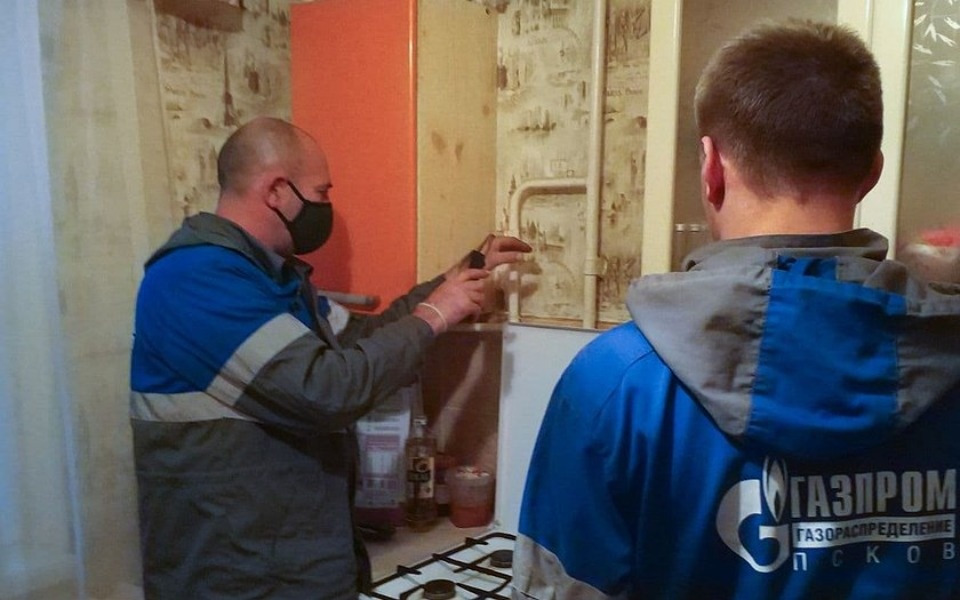 Газовики провели рейд по должникам и абонентам без договора на техобслуживание газового оборудования в городе Остров Газовики провели рейд по должникам и абонентам без договора на техобслуживание газового оборудования в городе Остров