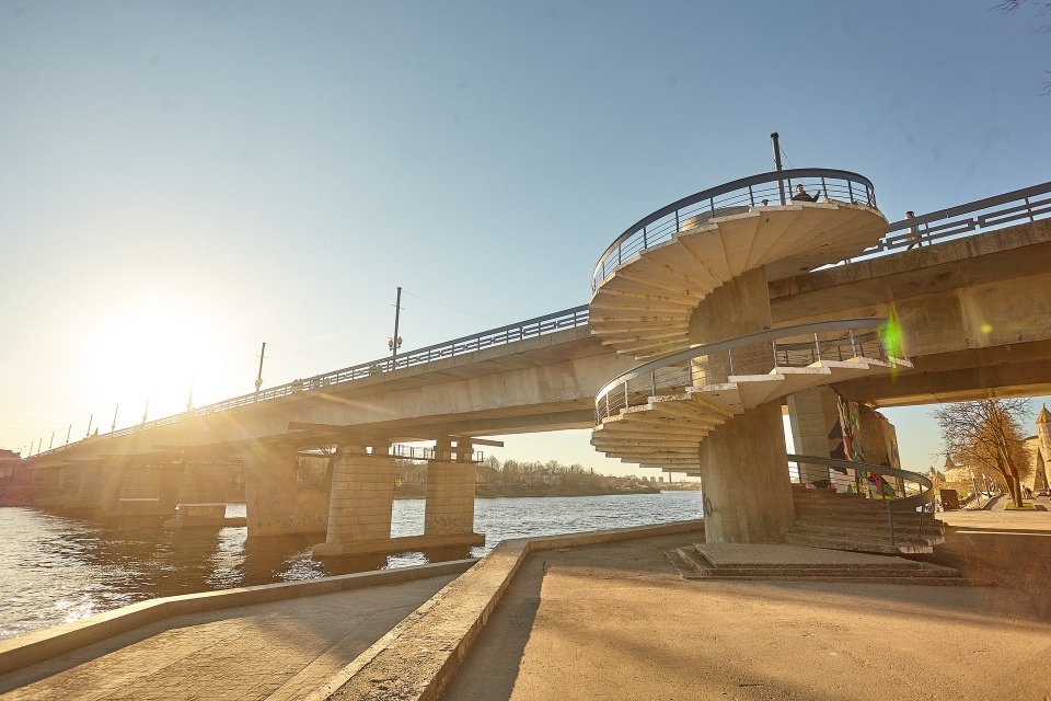 При строительстве временного моста в Пскове вдоль домов установят шумозащитные экраны