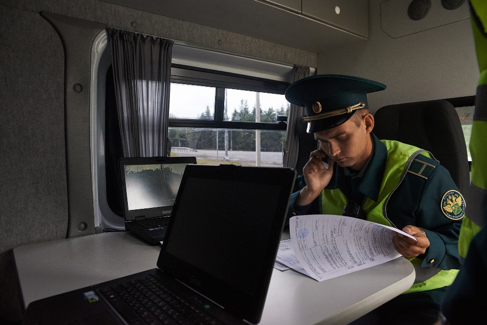 В Пскове таможенники обнаружили склад с контрафактным алкоголем и табаком