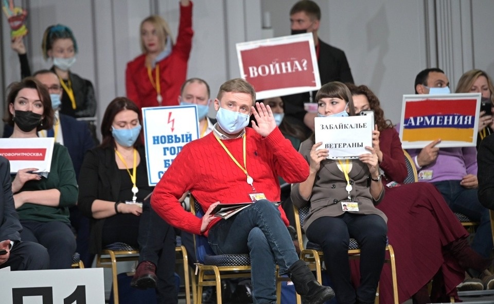 Говорит и показывает