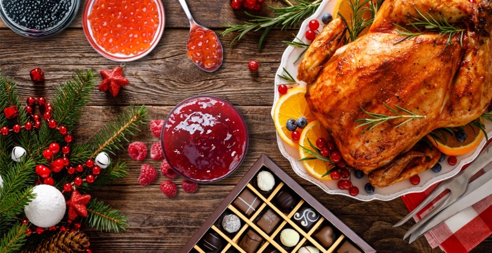 Россияне планируют встречать Новый год с фермерской уткой, красной рыбой и сладостями на столе