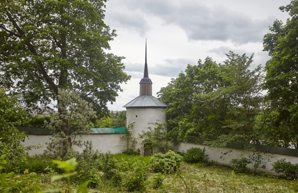 В Пскове от обрушения спасена южная башня Снетогорского монастыря