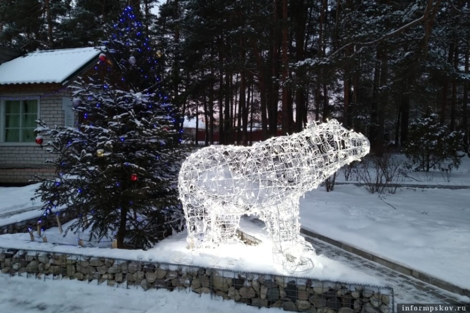 Инсталляция светящегося медведя появилась в деревне Крупп Печорского района 