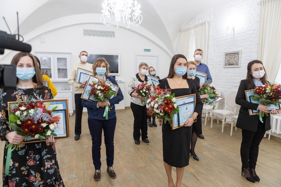 Михаил Ведерников наградил лучших медработников Псковской области