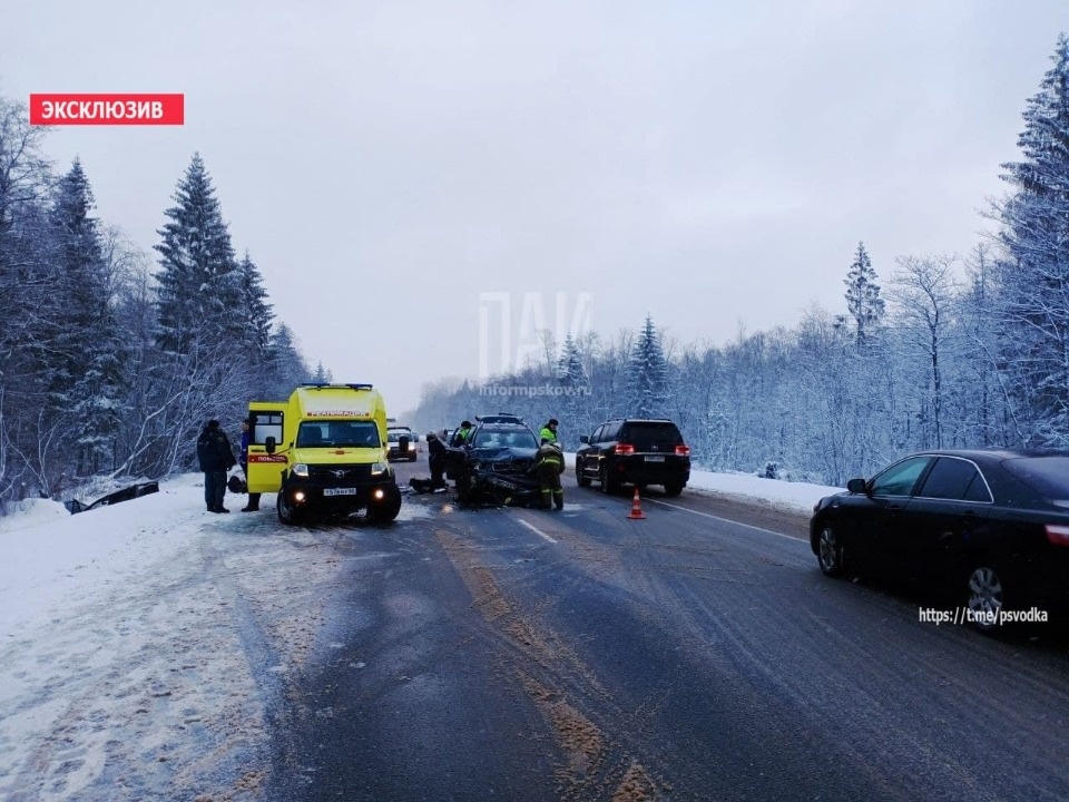 В крупном ДТП в Псковской области пострадали шесть человек