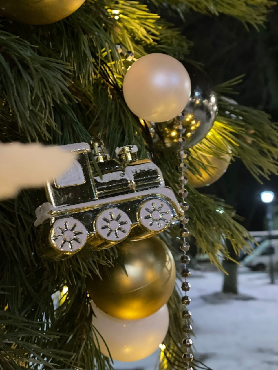Новогодняя фотозона появилась у железнодорожного вокзала в Пскове