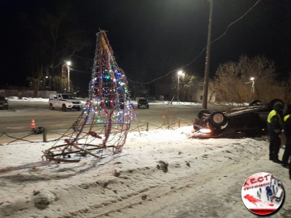 В Пскове автомобиль врезался в искусственную елку и перевернулся