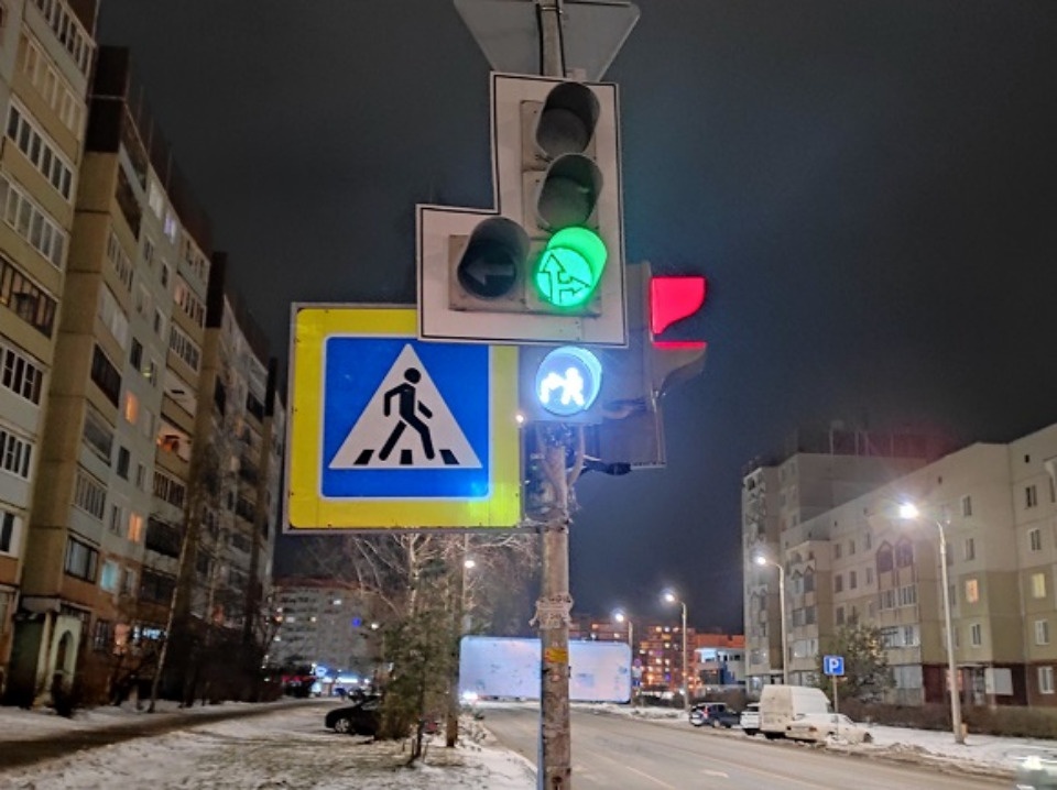 Бело-лунными сигналами оборудовали несколько светофоров в Пскове