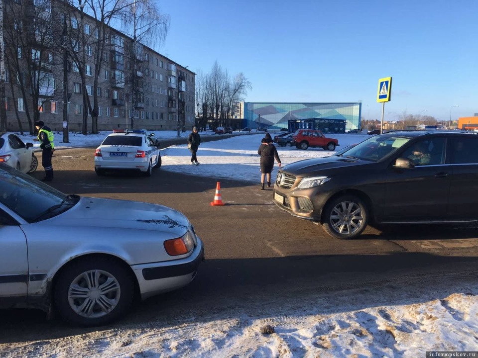 Автомобиль сбил пенсионерку в Великих Луках