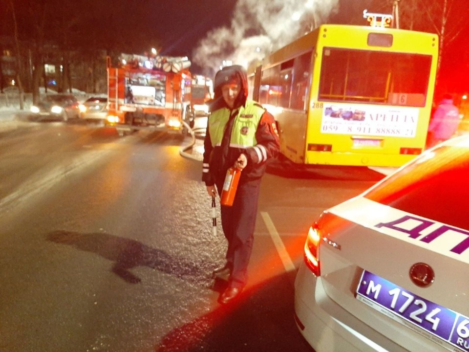 Рейсовый автобус загорелся в Пскове