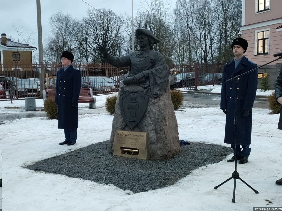 Памятник Петру I открыли у областной прокуратуры в Пскове
