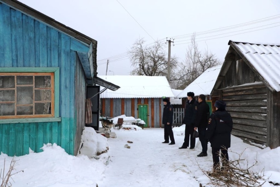 Полиция спасла женщину из пожара в Псковской области