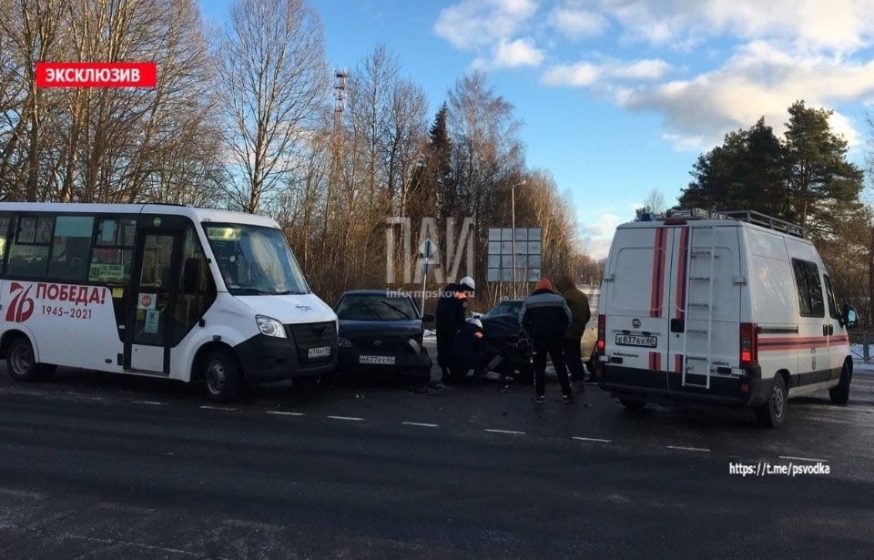 В Псковском районе рейсовый автобус попал в тройное ДТП