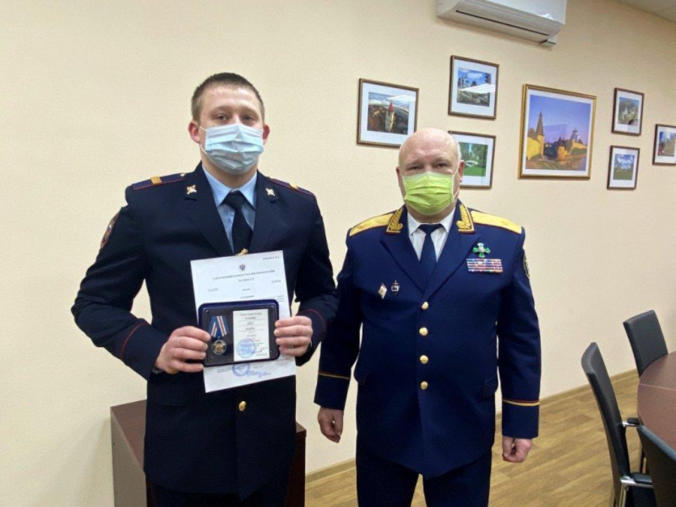 Спасшего 12-летнюю псковичку полицейского наградили медалью «Доблесть и отвага» 