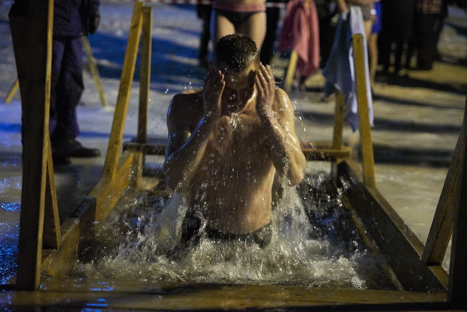 Незакалённым псковичам врачи не рекомендуют купаться в Крещение
