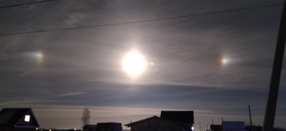 Псковичи запечатлели ложную Луну 