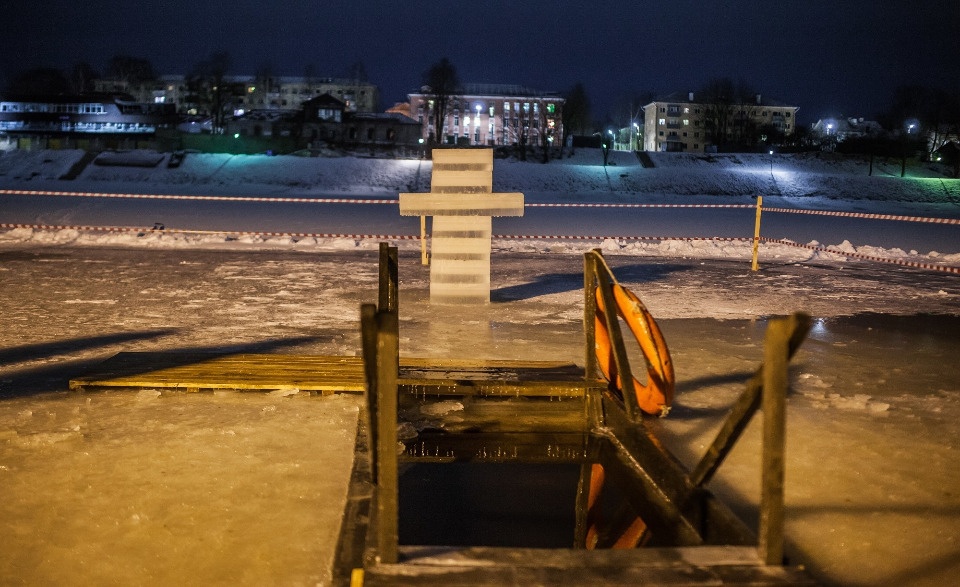 Более 2,4 тыс человек приняли участие в крещенских купаниях в Псковской области Более 2,4 тыс человек приняли участие в крещенских купаниях в Псковской области