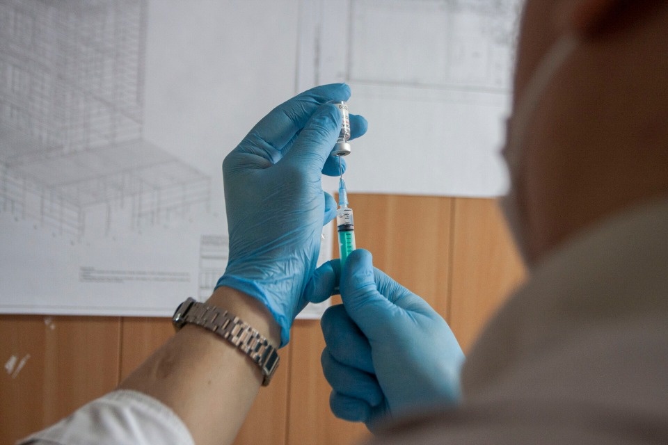 Более 400 жителей Псковской области вакцинировались от коронавируса