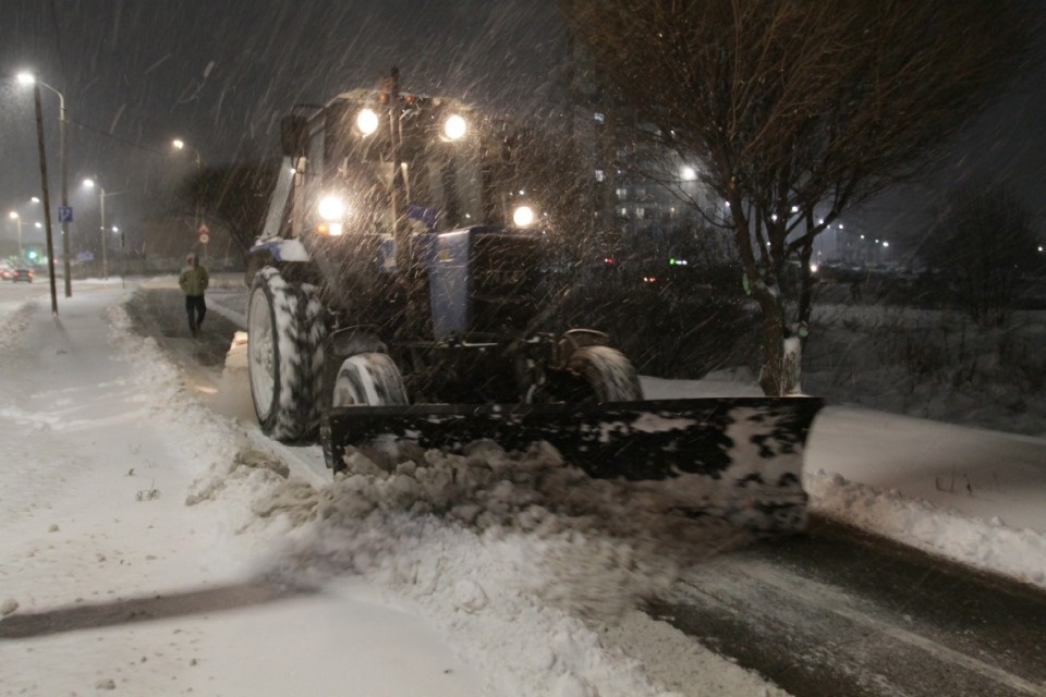 Псковским коммунальщикам поручили своевременно убирать от снега пешеходные зоны и частный сектор