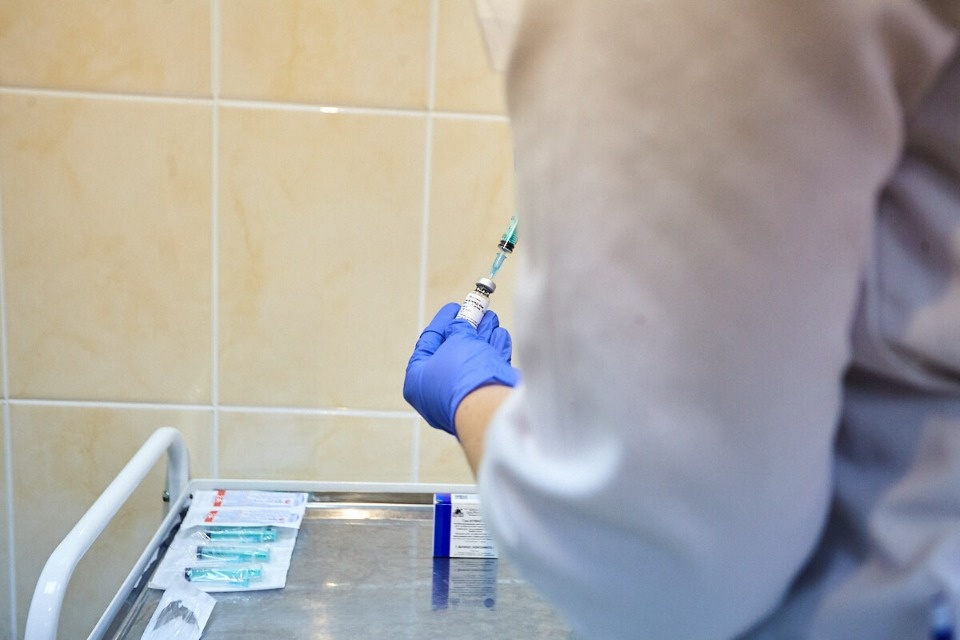 Почти 2 тысячи жителей Псковской области привились от коронавируса за сутки