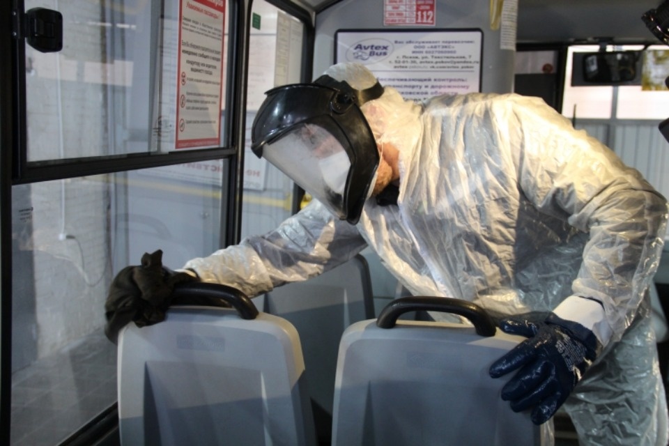 Ежедневную санитарную обработку проходят псковские автобусы