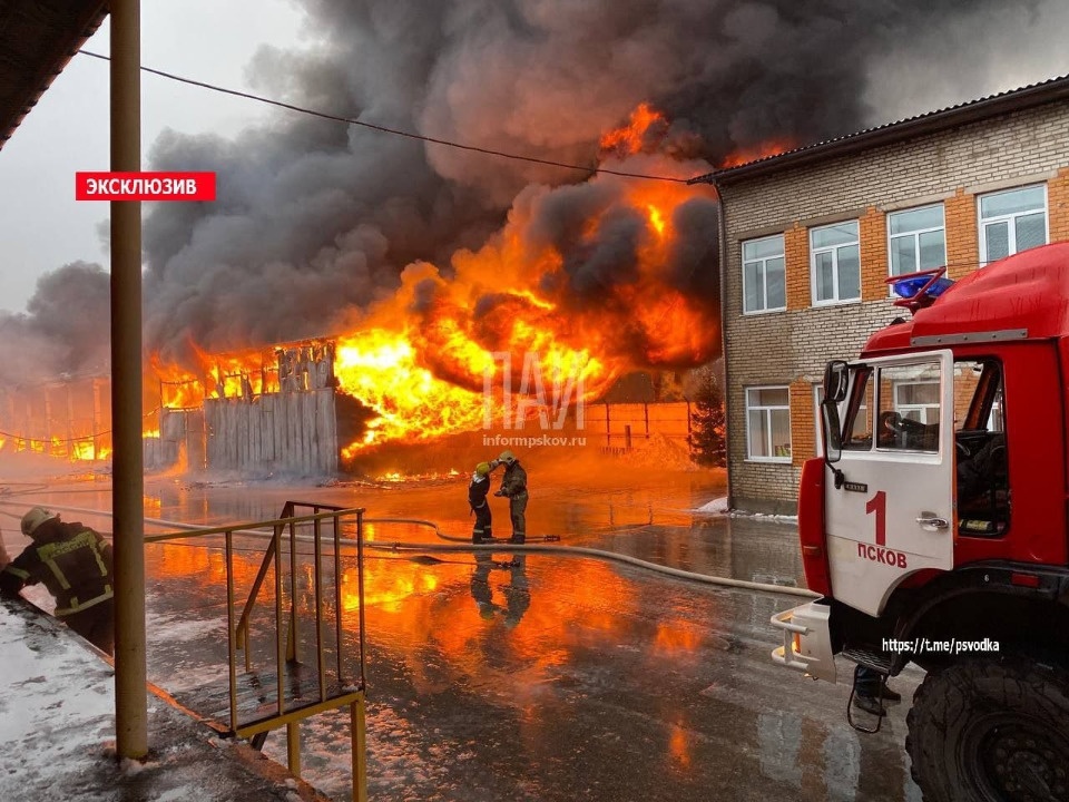 Склад крупного предприятия горит в Пскове