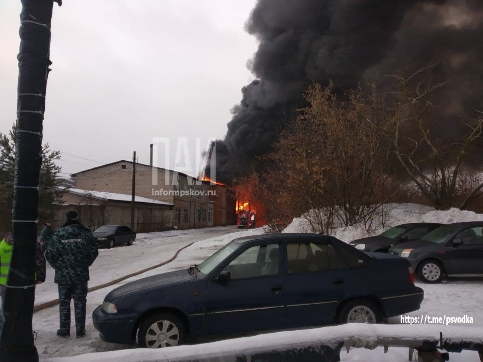 Склад крупного предприятия горит в Пскове