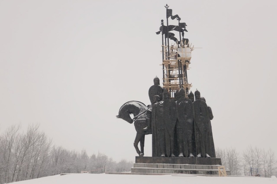 На памятнике Александру Невскому под Псковом отремонтировали вымпелы и флагштоки