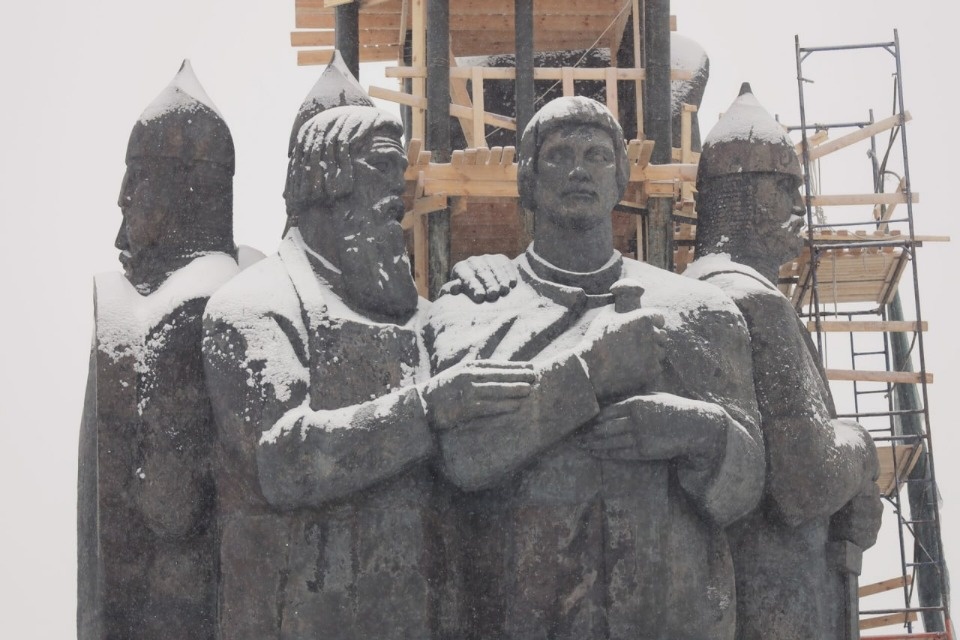 На памятнике Александру Невскому под Псковом отремонтировали вымпелы и флагштоки