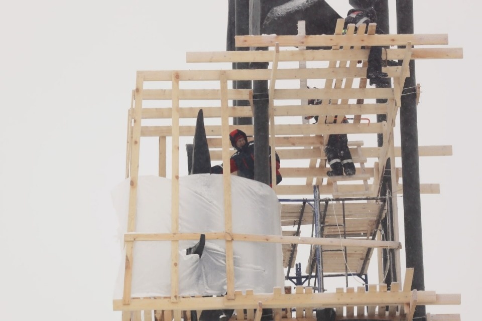 На памятнике Александру Невскому под Псковом отремонтировали вымпелы и флагштоки