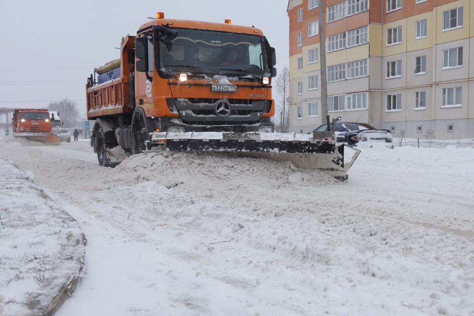 Свыше 30 единиц техники круглосуточно убирают улицы Пскова от снега