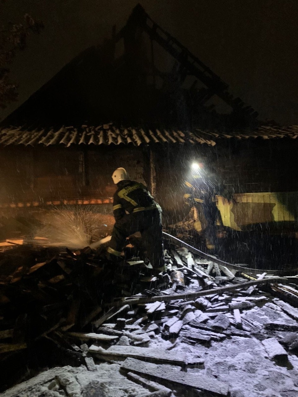  Два человека погибли на пожаре в Великолукском районе 