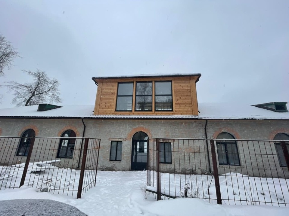 Инвестор восстановил старое здание гребной базы на берегу Великой в Пскове