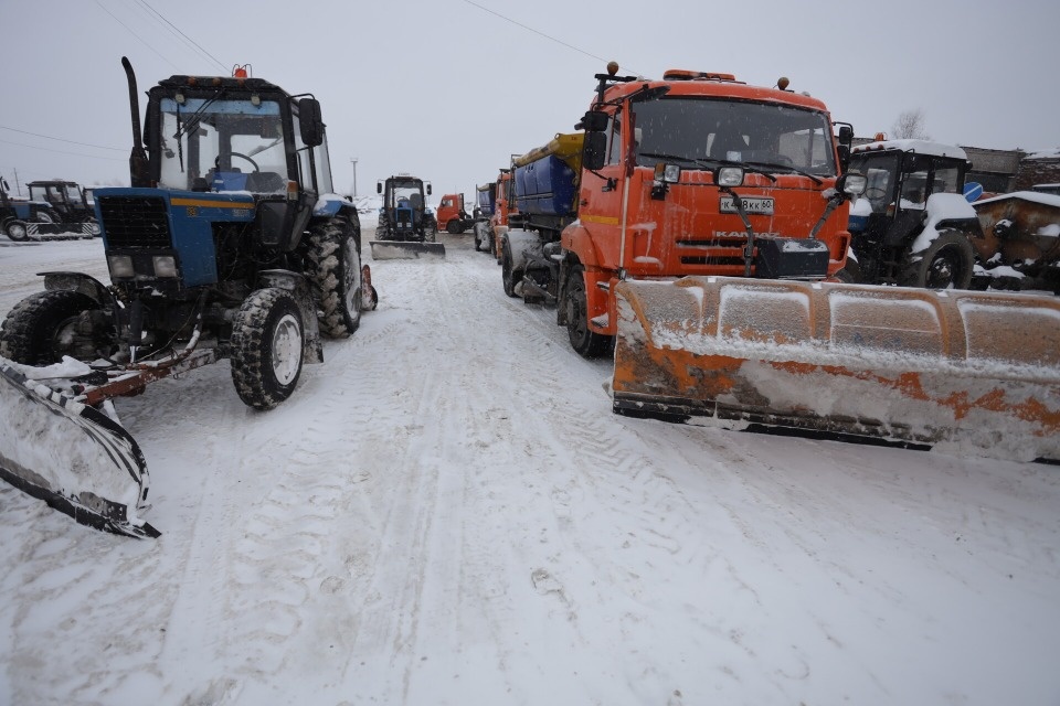 Борис Елкин: Ежедневно из разных районов Пскова вывозится до 1000 кубометров снега Борис Елкин: Ежедневно из разных районов Пскова вывозится до 1000 кубометров снега