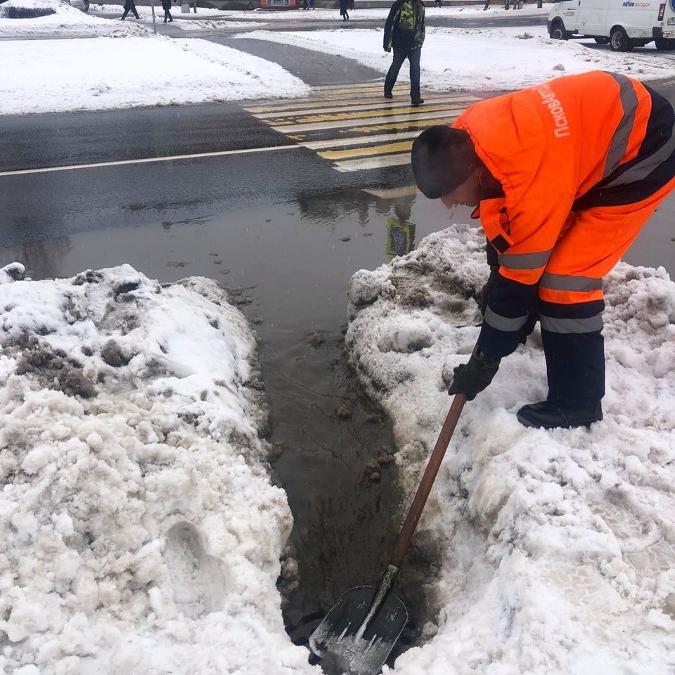 Борис Елкин: Ежедневно из разных районов Пскова вывозится до 1000 кубометров снега Борис Елкин: Ежедневно из разных районов Пскова вывозится до 1000 кубометров снега